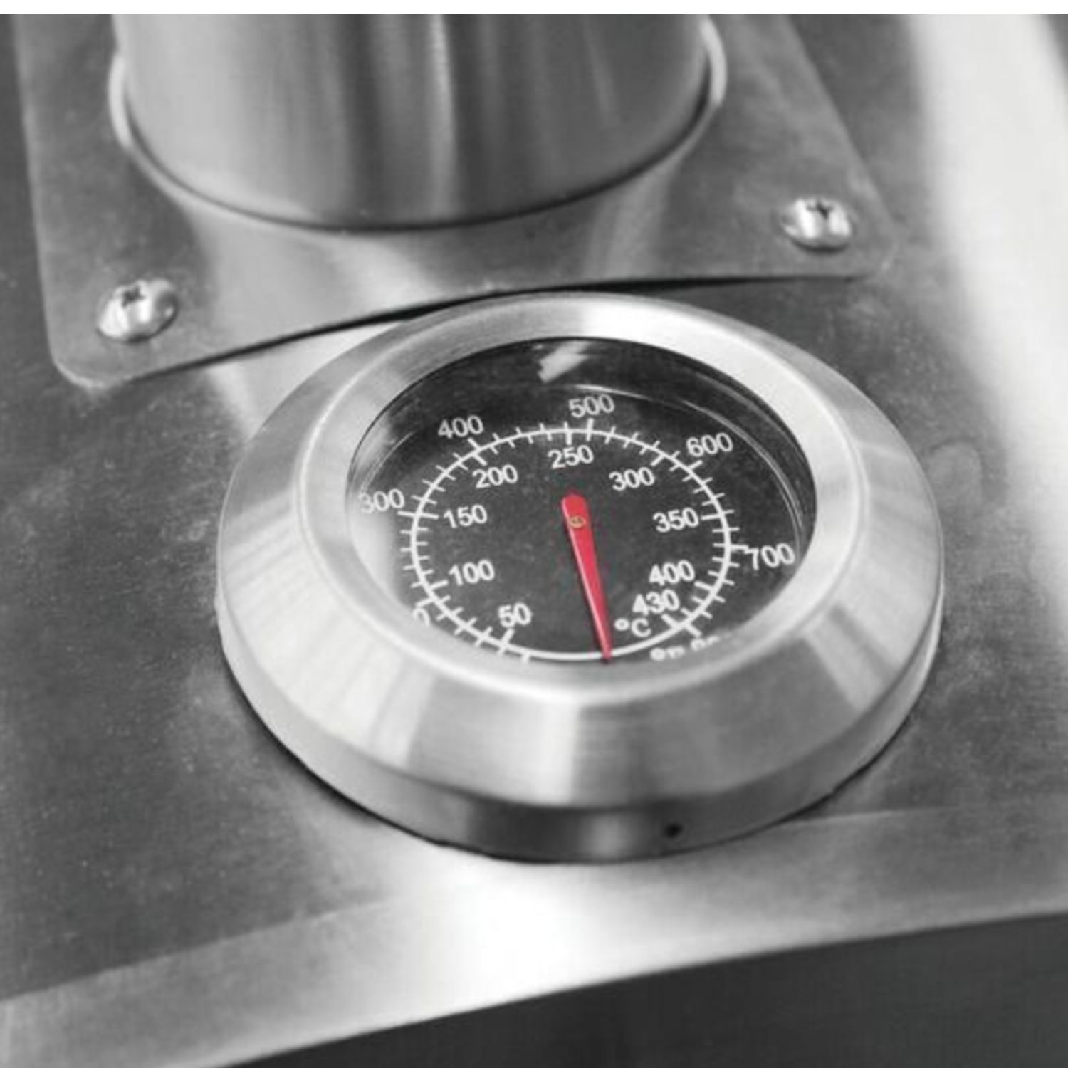 Built-in thermometer on Pizza Oven Company gas pizza oven reaching 500°C